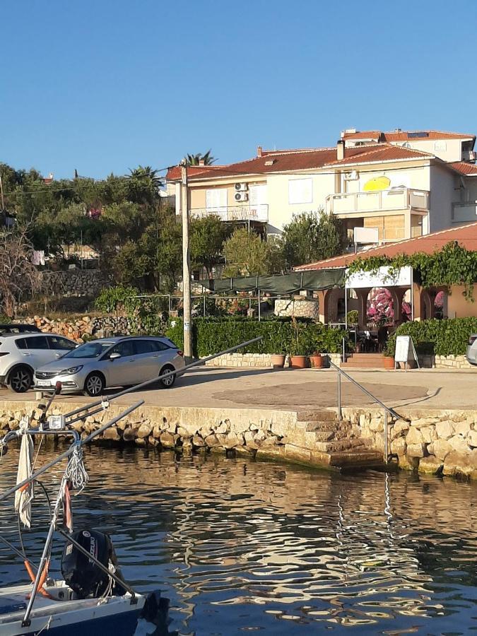 Apartments And Rooms Ljubica Lun  Εξωτερικό φωτογραφία