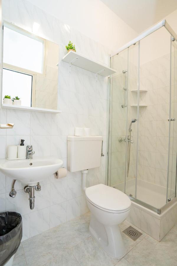 Apartments And Rooms Ljubica Lun  Εξωτερικό φωτογραφία